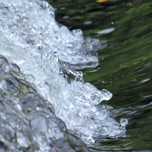 Heldere waterstroom