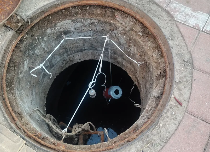 Medidor de nivel ultrasónico. Monitoreo del nivel de las alcantarillas
