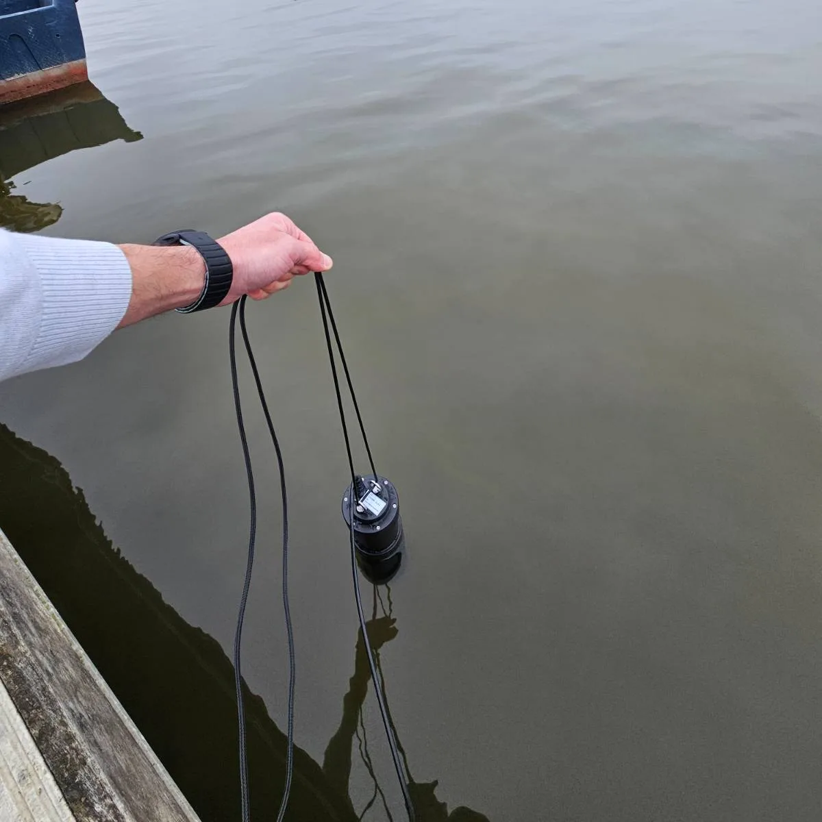 De KWS-850 multiparameter-waterkwaliteitssensor bij het monitoren van meren (1)