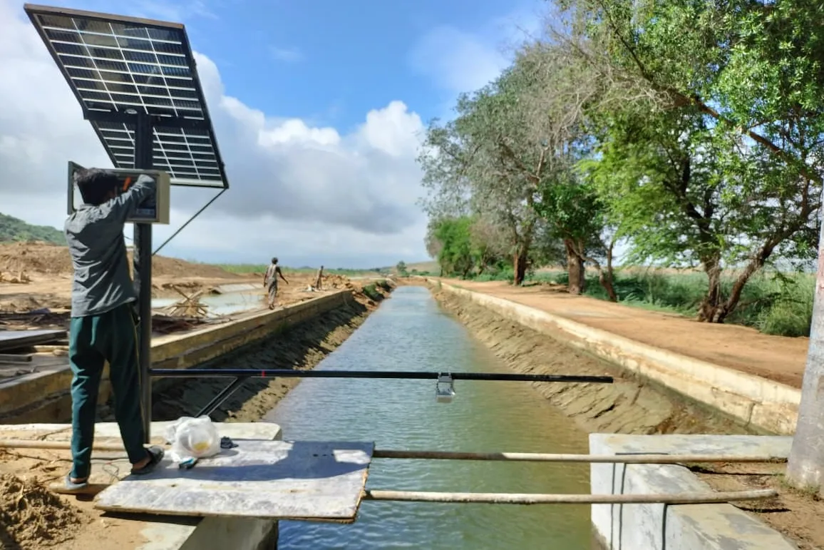 Medidor de flujo por radar KLF110 instalado en un canal de riego en Pakistán