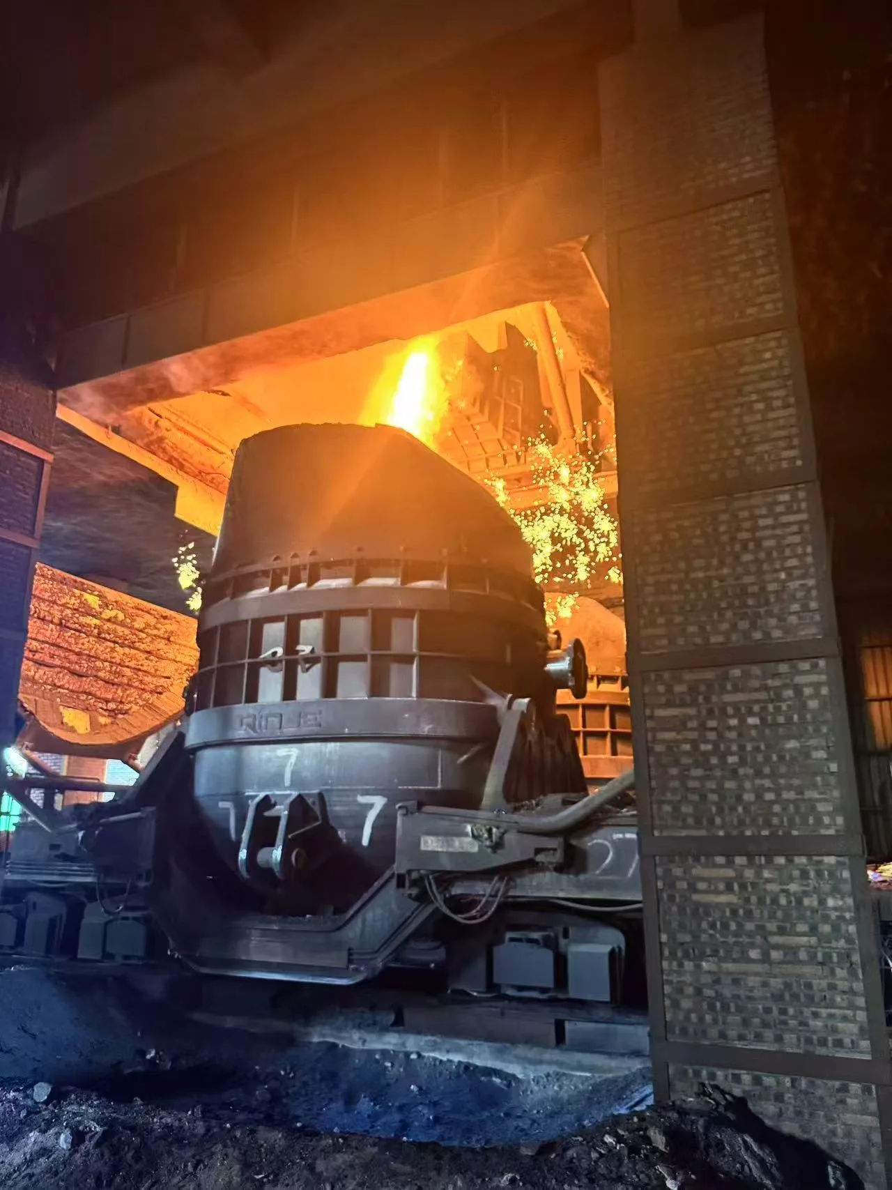 KLD807 radar level meter with air-purged horn antenna above the molten steel tundish