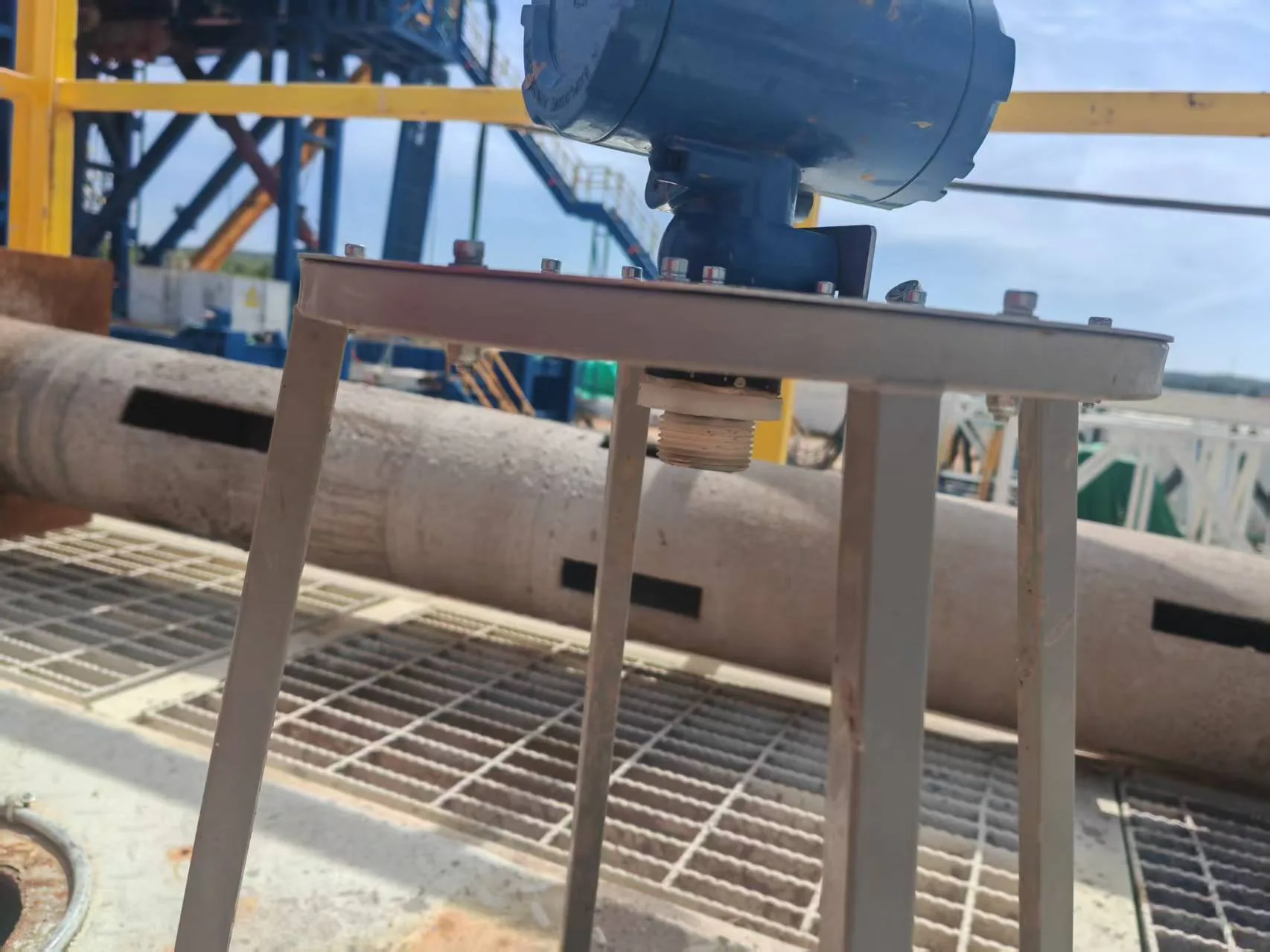 KUS550 ultrasonic level sensor mounted above an oilfield mud pit
