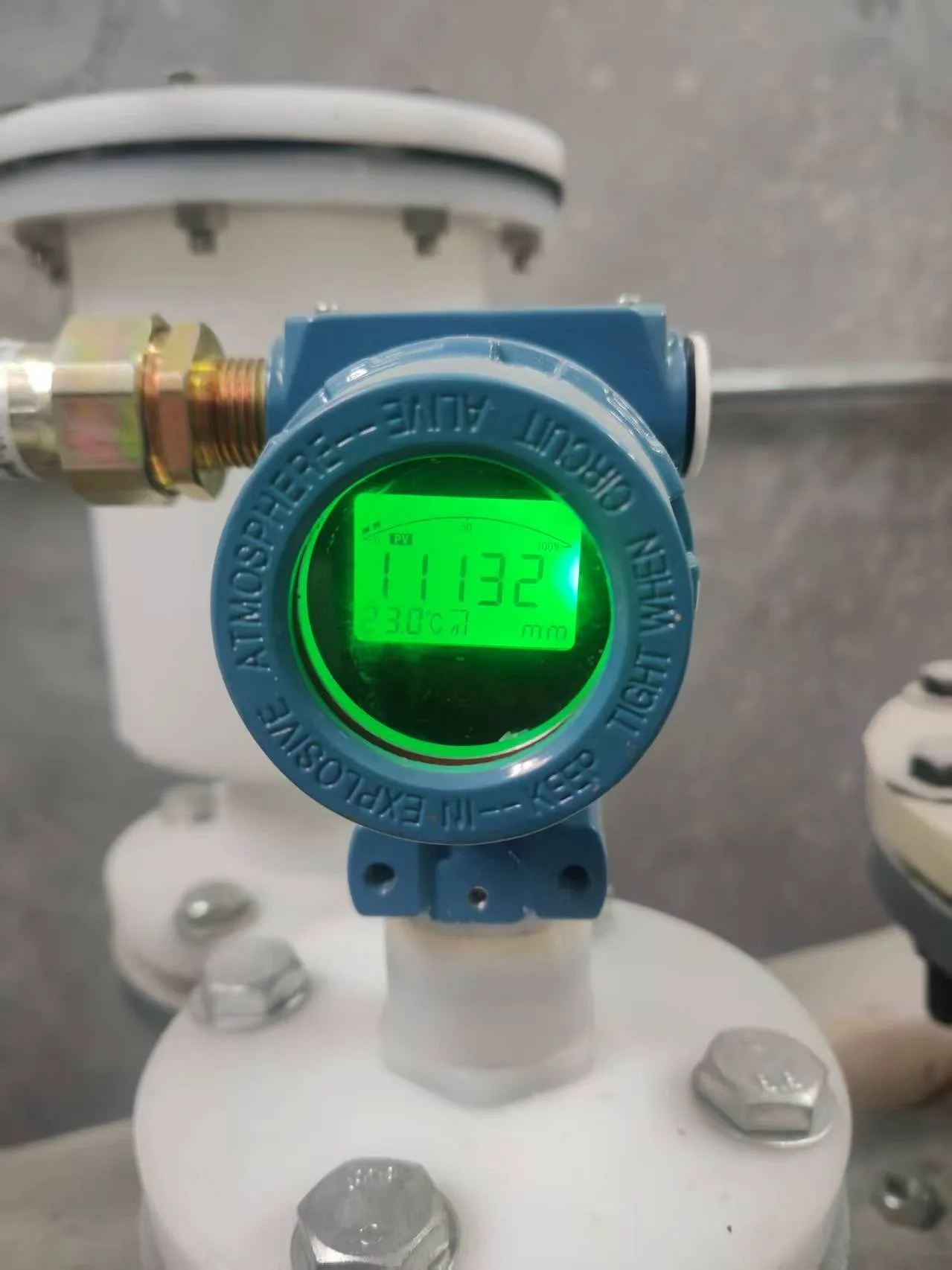 KUS640 integrated ultrasonic level sensor installed on a water tank, China